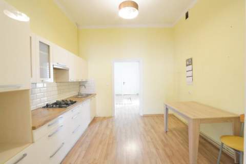 1 piętro, zadbana kamienica, 90 m2