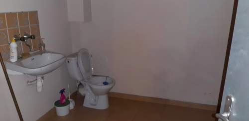 Dom, z lokalami komercyjnymi i in.