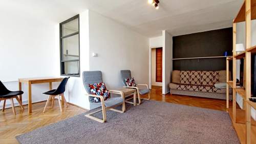 Kawalerka z oddzielną kuchnią i balkonem- Solec 79
