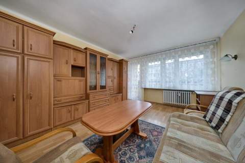 2 pokoje Balkon Piwnica Oddzielna kuchnia Cicha okolica
