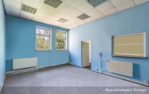 Budynek biurowy z miejscami parkingowymi
