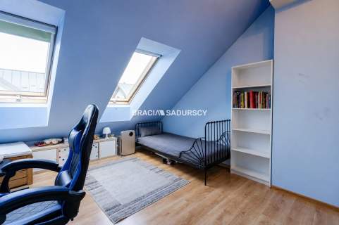 2-pok, 48 m ok. 60 m po podłodze , balkon
