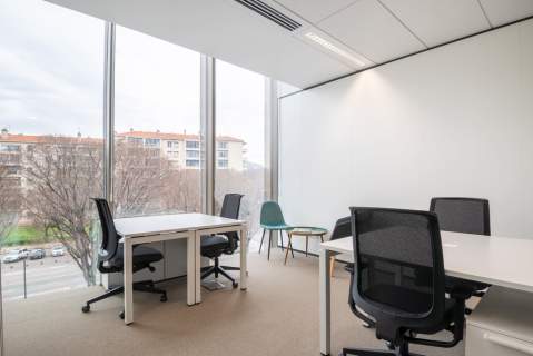 Wybierz profesjonalny adres w Spaces Fabryka Kart