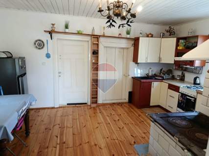 Klimatyczny drewniany dom wśród lasów w stylu rustykalnym