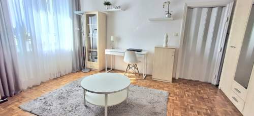 Przestronna kawalerka 35 m kw przy placu z fontanną