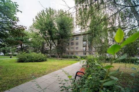 Dwustronne, 2 pokojowe w kamienicy blisko metra