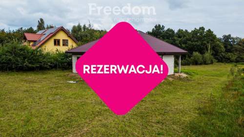 uroczy dom parterowy w otoczeniu przyrody