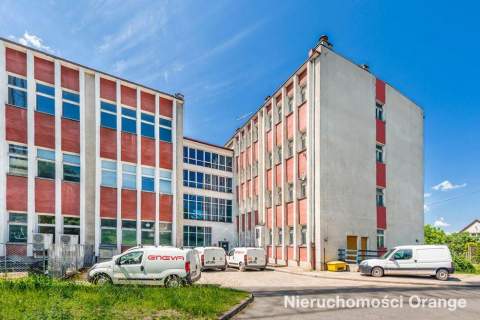 Duży budynek biurowo-mieszkalny w centrum