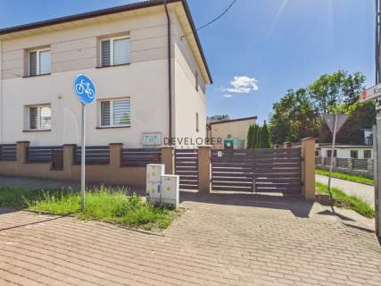 Dom w mieście na spokojnym osiedlu z budynkiem gos