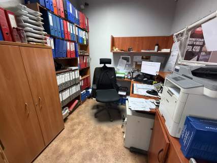 Magazyn z zapleczem biurowo-handlowym