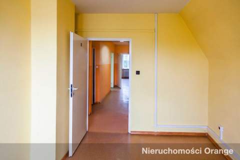 Nieruchomość obok Urzędu Gminy.