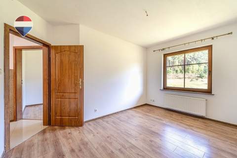 Dom parterowy, wysoka hala, garaże i pół hektara 