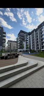 Nowoczesne, zadbane, 2-pok. z przestronną loggią i garażem.