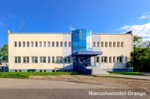 Budynek biurowy w centrum z parkingiem
