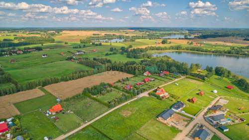 Działka budowlana z domkiem i widokiem na Jezioro
