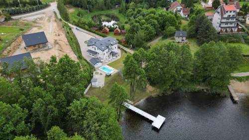 Obiekt hotelowy nad jeziorem na Mazurach.