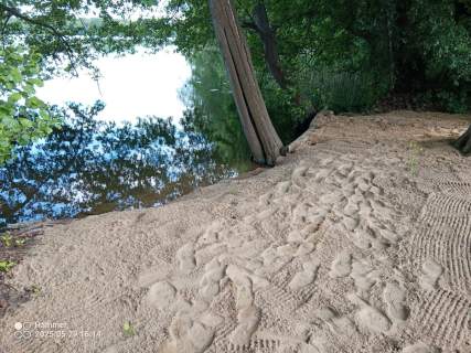 Działka z WZ, linią brzegową jeziora i winnicą