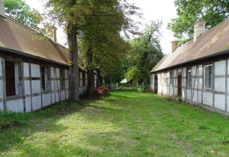 XVIII-wieczny zespół dworsko-parkowy