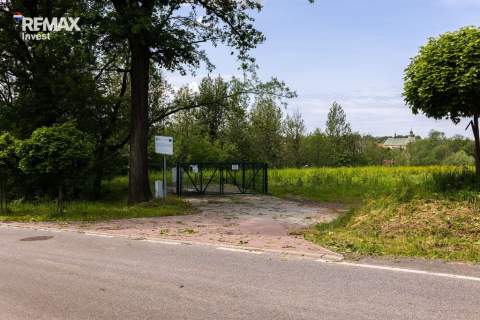 Działka, pozwolenie na 2 hale i biurowiec