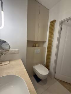 Nowoczesne, zadbane, 2-pok. z przestronną loggią i garażem.