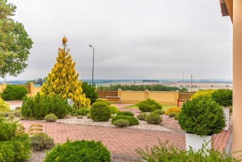 Hotel z restauracją 1500 m - duża działka 4400 m 