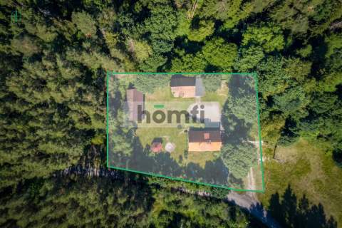 Ceglany dom pod lasem na Warmii