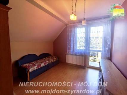Piękny dom ze stawem, zagospodarowaną działką i drugim budynkiem.