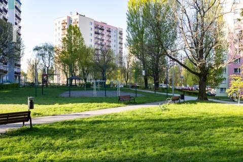 2 pok. z dużym balkonem po remoncie na I piętrze 