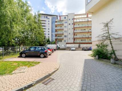 Ustawne 2 pokojowe mieszkanie w apartamentowcu.