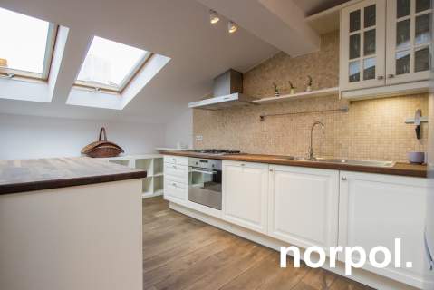 Przestronny apartament z osobną sypialnią i balkonem w centrum...