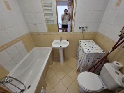 Kawalerka z garażem i dużym balkonem blisko do metra, wanna,