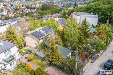 Kilka budynków gosp. 13KW foto Urządzony ogród