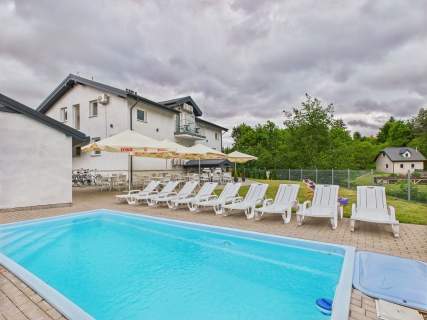 Obiekt hotelowy nad jeziorem na Mazurach.