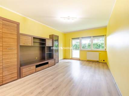 Ustawne 2 pokojowe mieszkanie w apartamentowcu.
