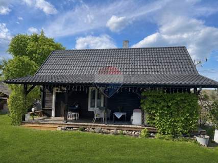 Klimatyczny drewniany dom wśród lasów w stylu rustykalnym