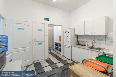 Lokal na parterze galerii handlowej na osiedlu