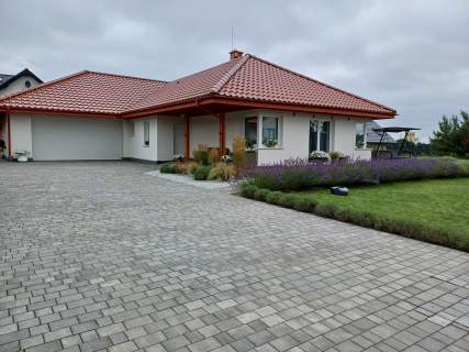 Dom parterowy wolnostojący z garażem dwustanowiskowym