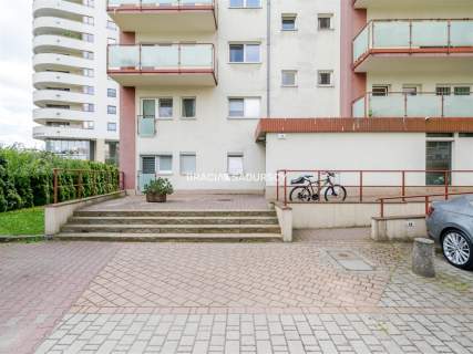 Ustawne 2 pokojowe mieszkanie w apartamentowcu.
