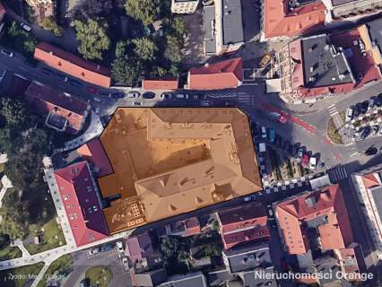 Budynek biurowy w centrum, z parkingiem