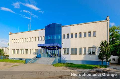 Budynek biurowy w centrum z parkingiem
