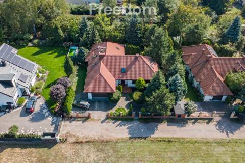 Przestronny dom 265 m2 na dużej działce w Słupnie