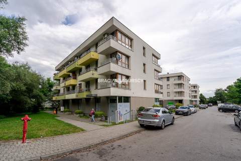 2 pok. mieszkanie z dużym balkonem,zielona okolica