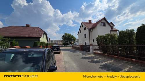 Dom z dodatkowym budynkiem mieszkalnym Widok