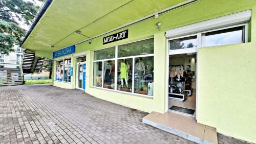 Lokal z witryną w pasażu handlowym blisko UMK