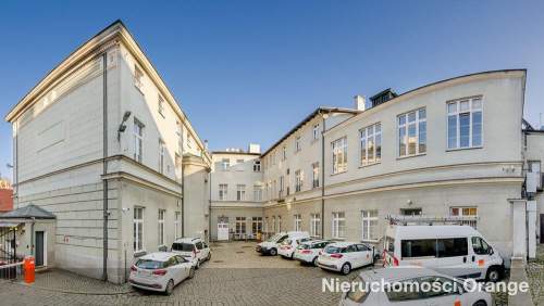 Budynek biurowy w centrum, z parkingiem
