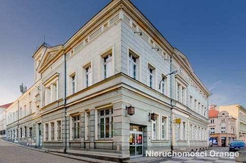 Budynek biurowy w centrum, z parkingiem