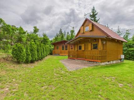 Obiekt hotelowy nad jeziorem na Mazurach.
