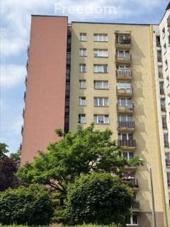 2 pokoje z balkonem i komórką na piętrze.