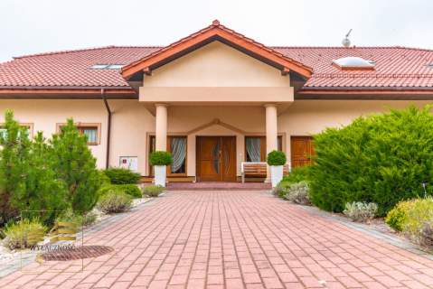 Hotel z restauracją 1500 m - duża działka 4400 m 