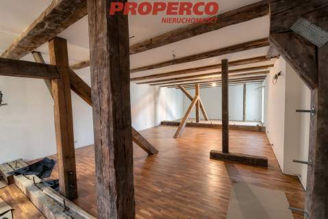 Lokal usługowy, pow. ok 400 m2, piętro 2/3, Rynek